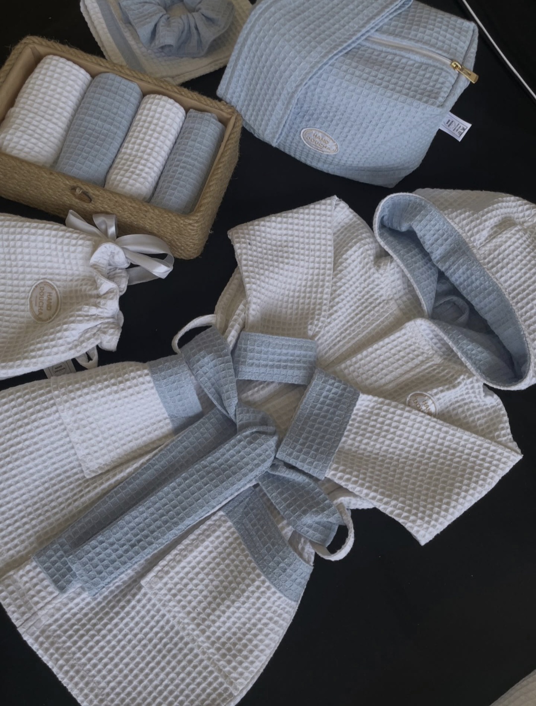 Cape à capuche nouveau-né · trousse et serviette assorties